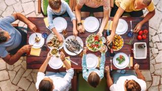 Familia come en la mesa