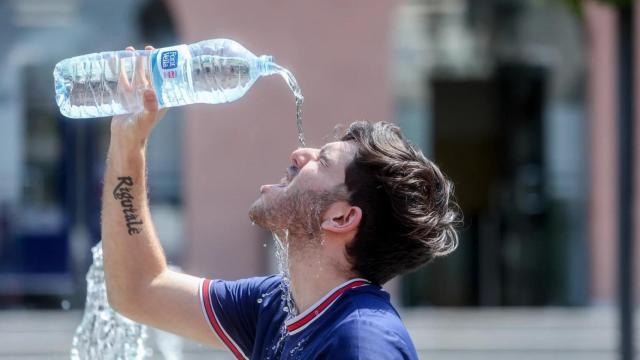 Ciudadano se refresca frente al calor extremo