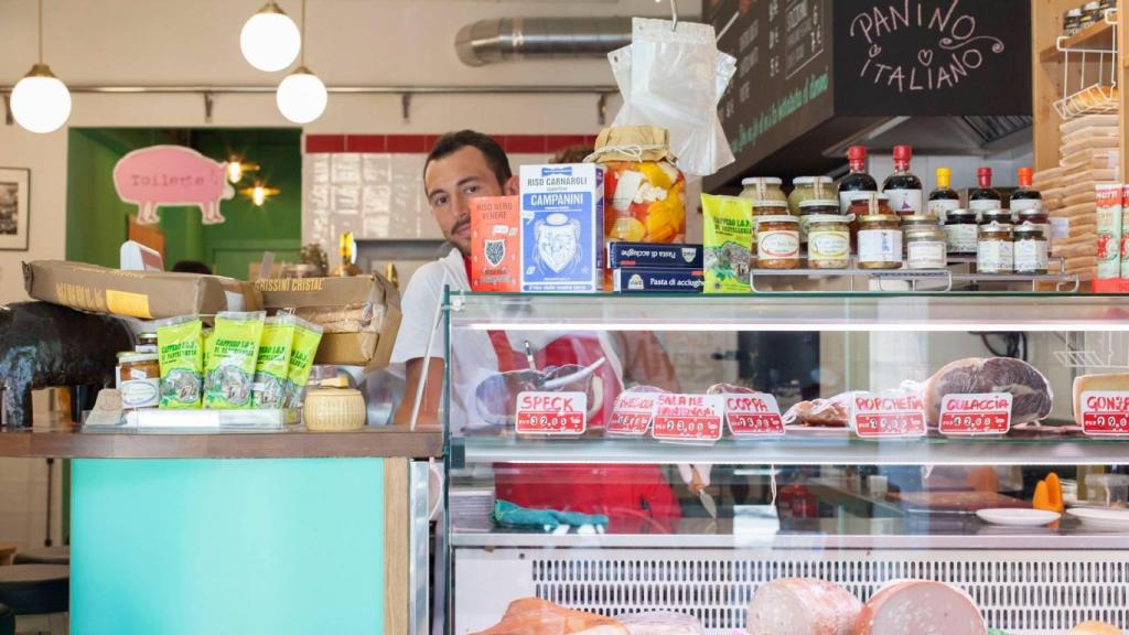 Trabajador en la barra de la bodega italiana Santo Porcello de Barcelona