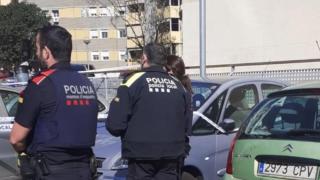 Agentes de los Mossos d'Esquadra y la Policía Local de Badia del Vallès en el lugar donde asesinaron a Mohamed Gdari en 2023