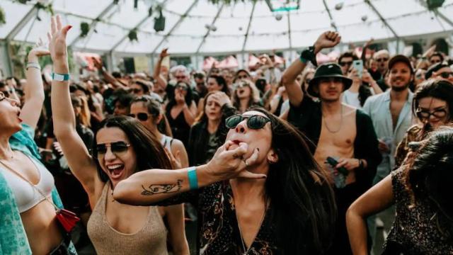 Dos asistentes a una fiesta del Brunch Electronik de Barcelona