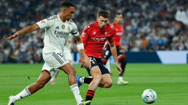 Alexander Arnold, presionado por Abel Bretones en el Real Madrid-Osasuna