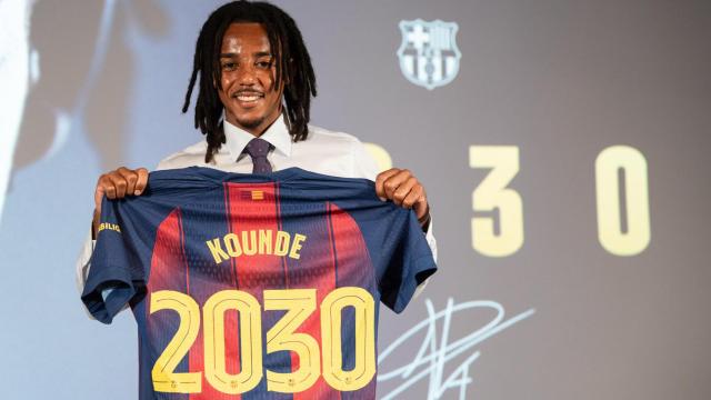 Jules Koundé posa en el acto de renovación con el Barça hasta 2030