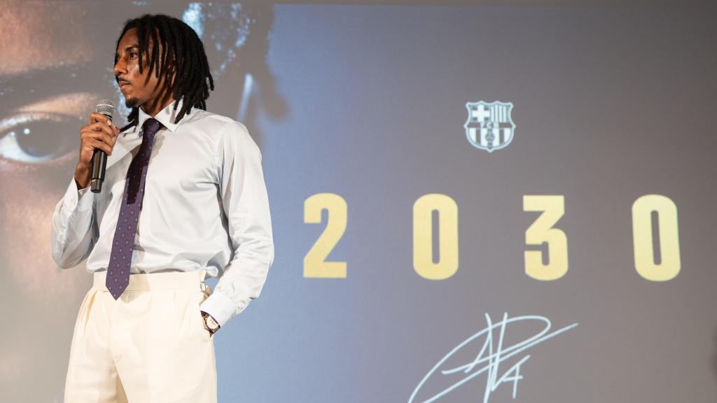 Jules Koundé, en el acto de su renovación con el Barça