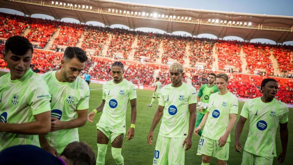 Los jugadores del Barça, durante la pausa de hidratación en el partido de Liga contra el Mallorca