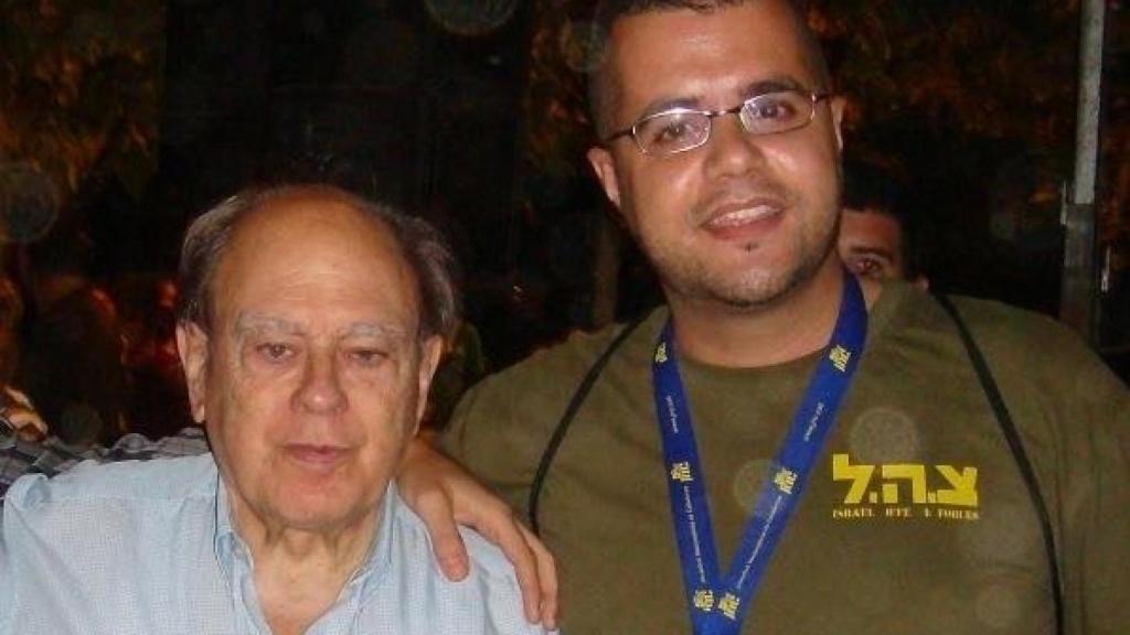 Rubèn Novoa, junto a Jordi Pujol, llevando una camiseta con mensajes en hebreo