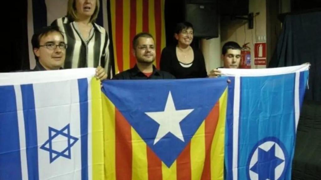 Nova, junto a otros simpatizantes, con banderas israelíes y la catalana