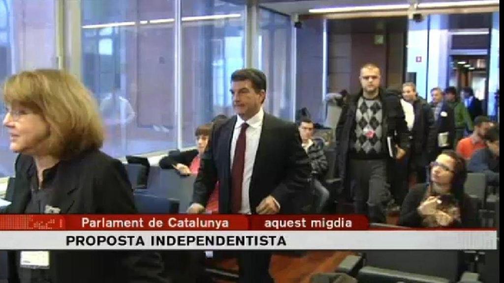 El presidente del FC Barcelona, Joan Laporta, seguido por Novoa, en la sala de prensa del Parlament de Cataluña