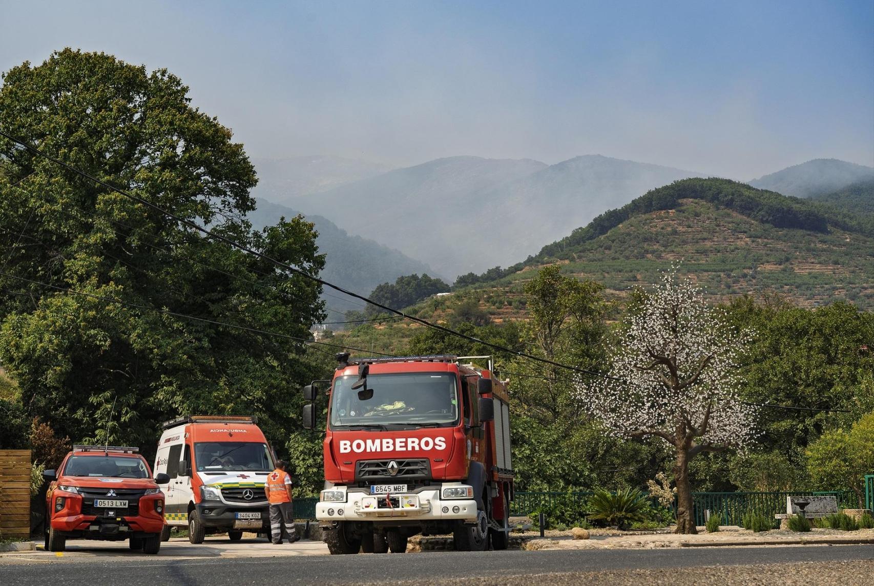 Vista de los camiones de Bomberos que han actuado en el incendio de Jarilla, en Extremadura