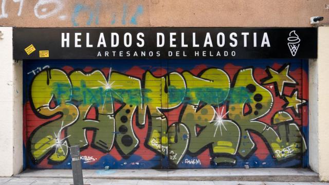 Pintada de fascistas en la persiana de la heladería Dellaostia