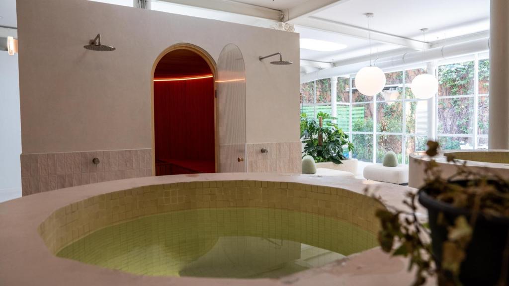 Interior de Par, con una sala de vapor y una piscina de agua fría