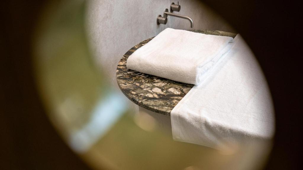 Una mesa para masajes y tratamientos de la piel en Par