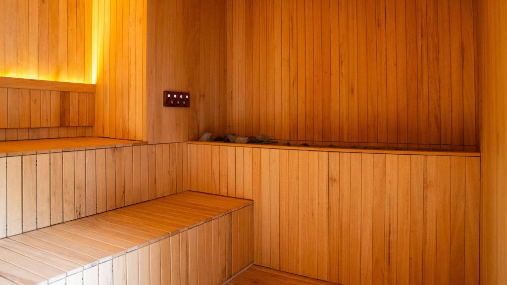 Interior de una sala de vapor en la primera 'banya' rusa de España