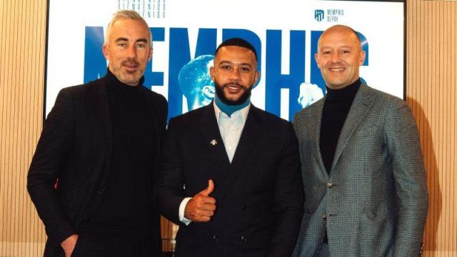 Sébastien Ledure (derecha) en la presentación de Memphis Depay con el Atlético de Madrid