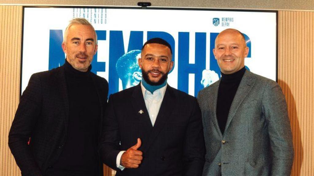 Sébastien Ledure (derecha) en la presentación de Memphis Depay con el Atlético de Madrid
