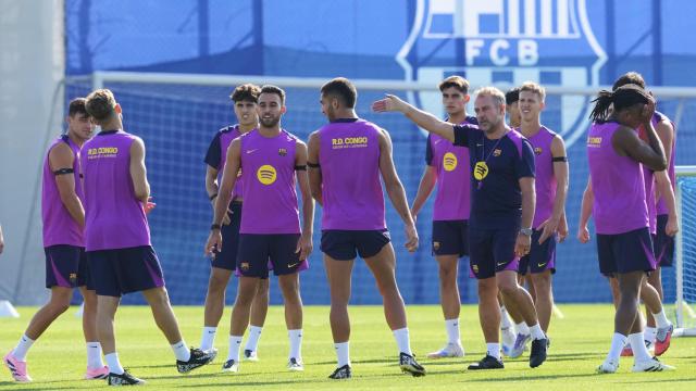 Hansi Flick dirige una sesión de entrenamiento del Barça