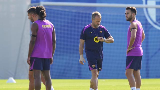 Hansi Flick mira el reloj durante el entrenamiento del Barça previo al partido contra el Levante