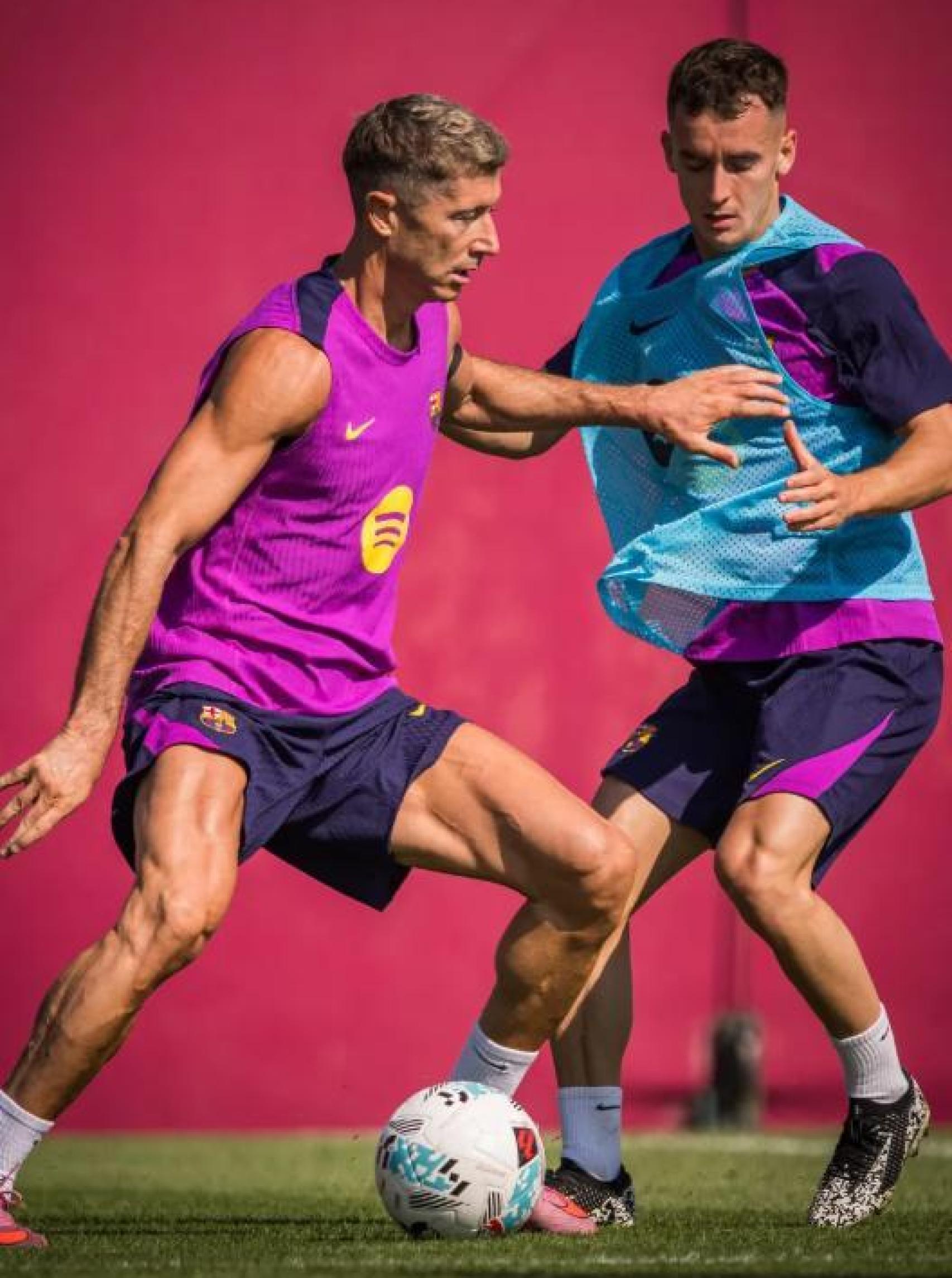 Robert Lewandowski y Marc Casadó, en el entrenamiento previo al partido contra el Levante