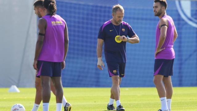 Hansi Flick mira el reloj durante el entrenamiento del Barça previo al partido contra el Levante