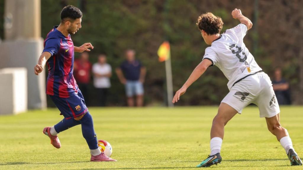 Roony Bardghji controla el balón en el amistoso del Barça B contra el Atlètic Lleida