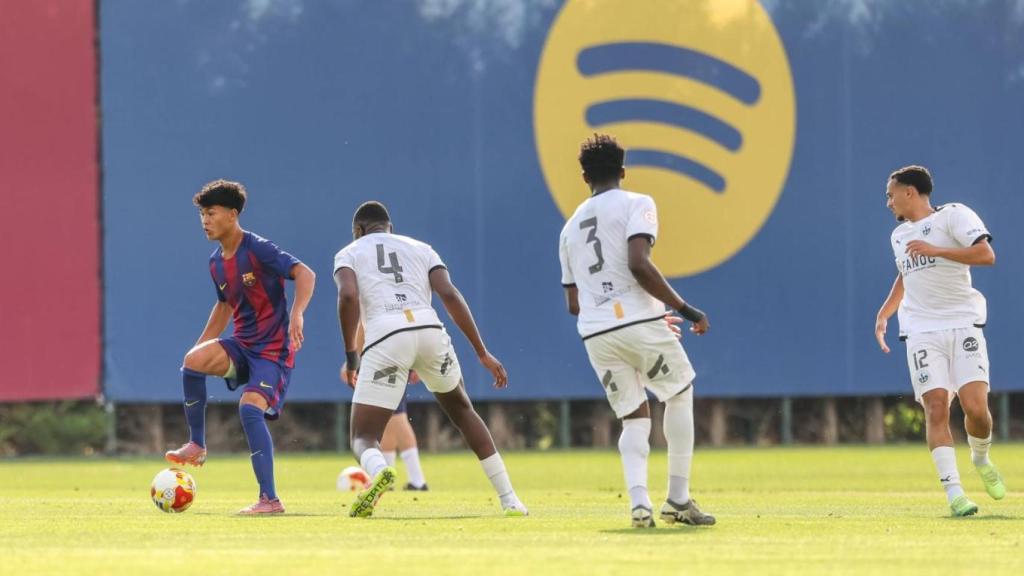 Dro Fernández protege el balón en el amistoso del Barça B contra el Atlètic Lleida