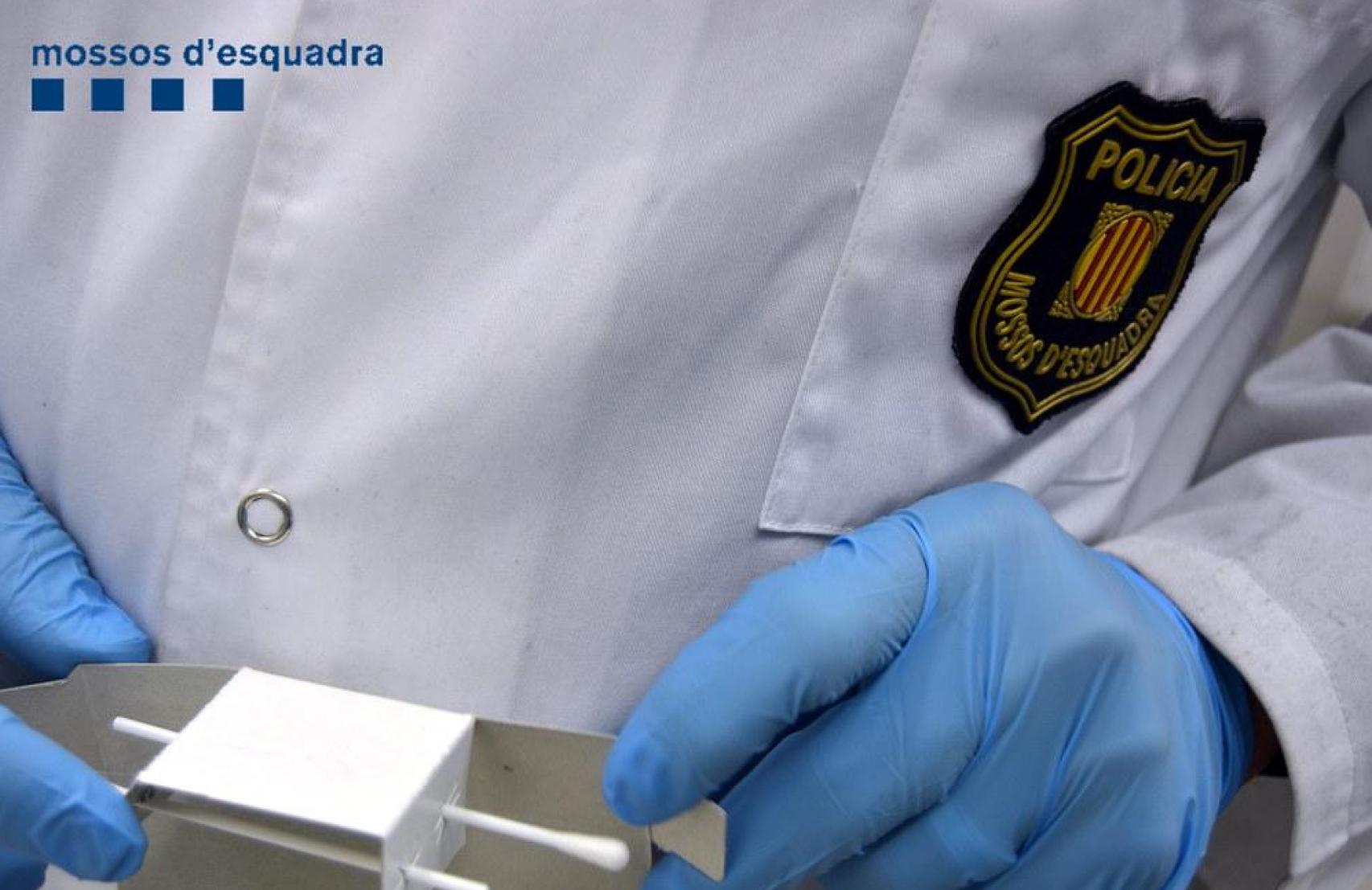 Imagen detalle de un agente de la Policía Científica de Mossos d'Esquadra