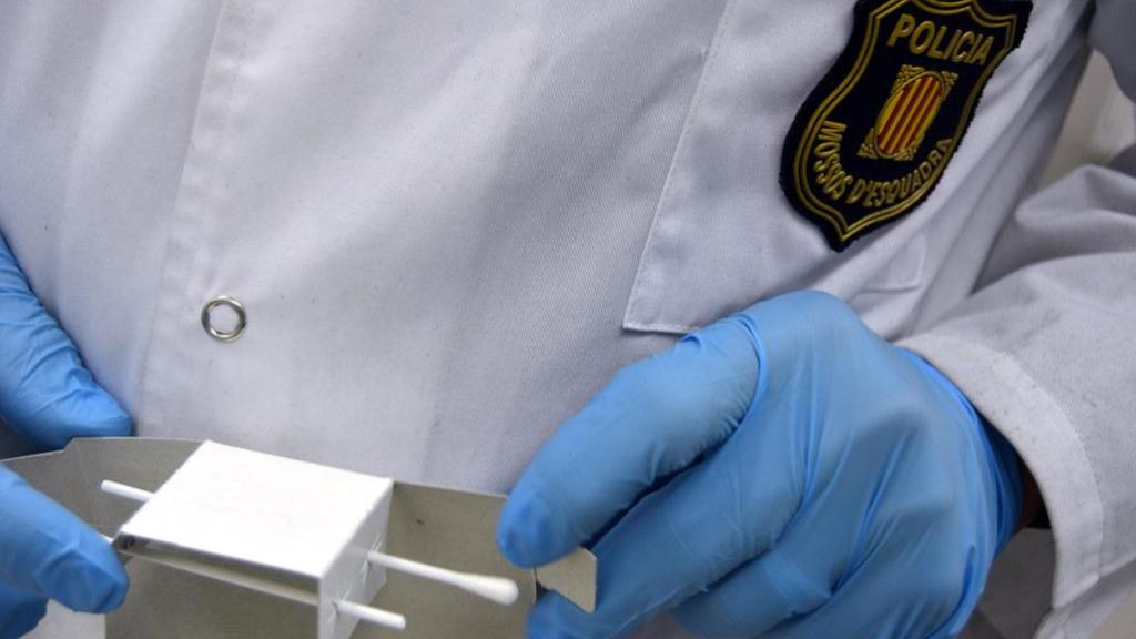 Imagen detalle de un agente de la Policía Científica de Mossos d'Esquadra