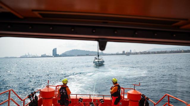 Salvamento Marítimo efectua un rescate en la costa de Barcelona