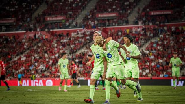 Gavi y Jules Koundé celebran el golazo de Lamine Yamal contra el RCD Mallorca en el estreno de Liga