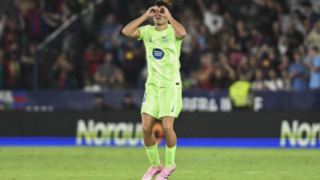 Pedri realiza su clásica celebración, con dedicatoria a su padre ante el Levante