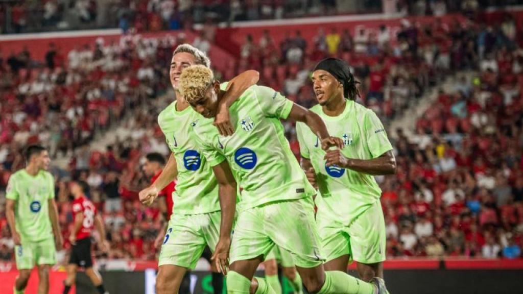 Gavi y Jules Koundé celebran el golazo de Lamine Yamal contra el RCD Mallorca en el estreno de Liga