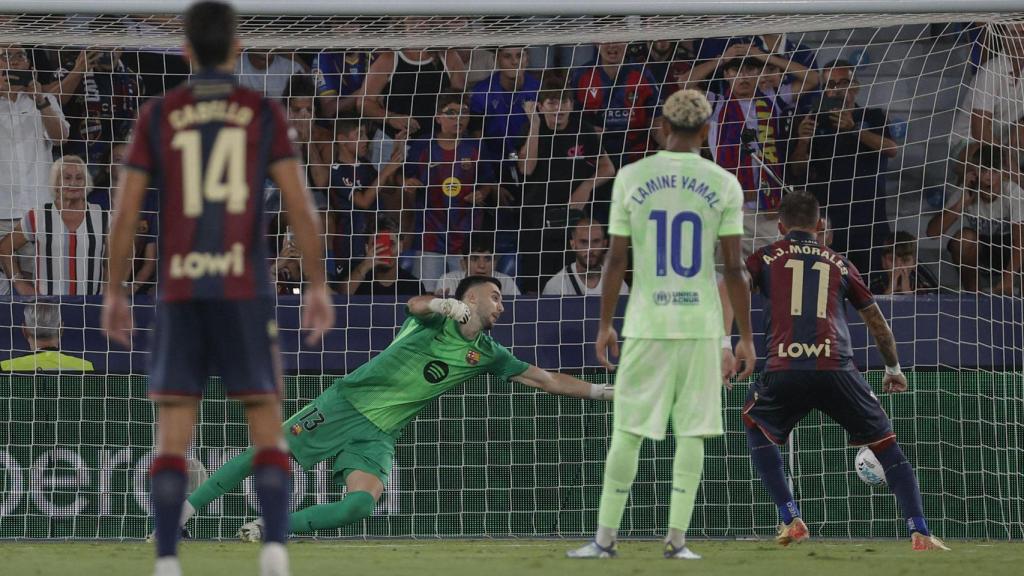 José Luis Morales marca de penalti contra el Barça