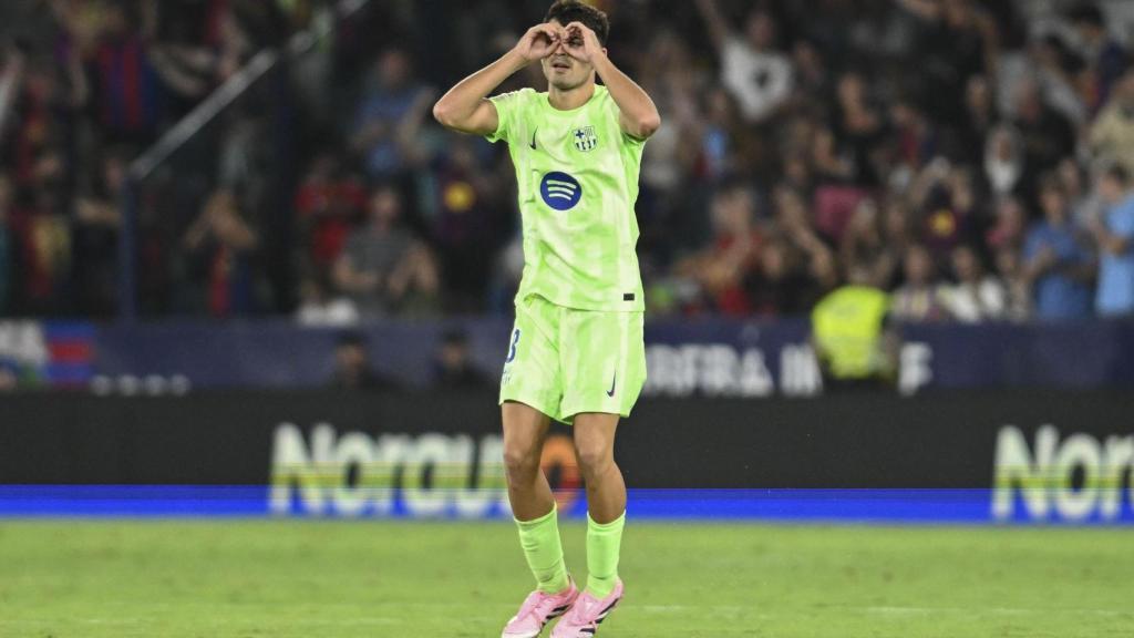 Pedri realiza su clásica celebración, con dedicatoria a su padre ante el Levante