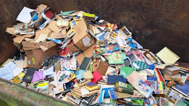 Imagen de archivo de unos libros en una basura