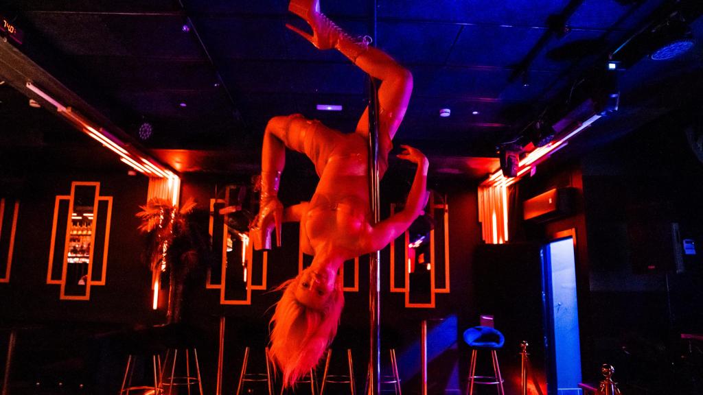 Jana, bailarina aérea, durante un 'show' en el club Imperial de Barcelona