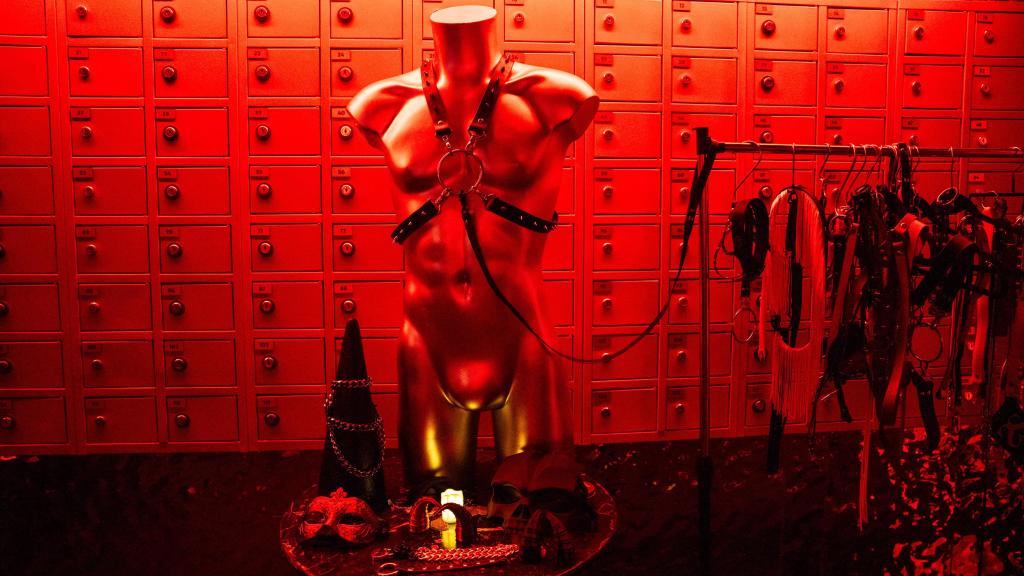 Arneses a la venta, a las puertas de la sala de juegos del club Imperial