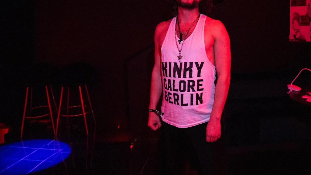 Un hombre viste la camiseta blanca de 'awareness' durante una fiesta en el club Imperial