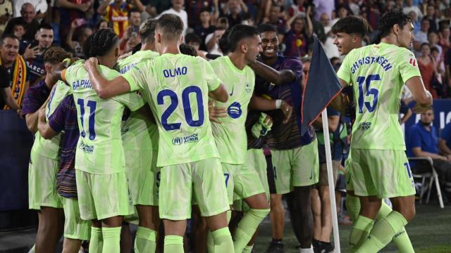 Los futbolistas del Barça celebran el gol de la victoria contra el Levante