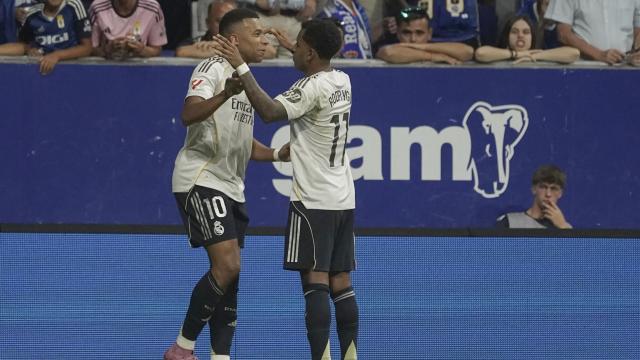 Kylian Mbappé celebra con Rodrygo Goes su primer gol ante el Real Oviedo