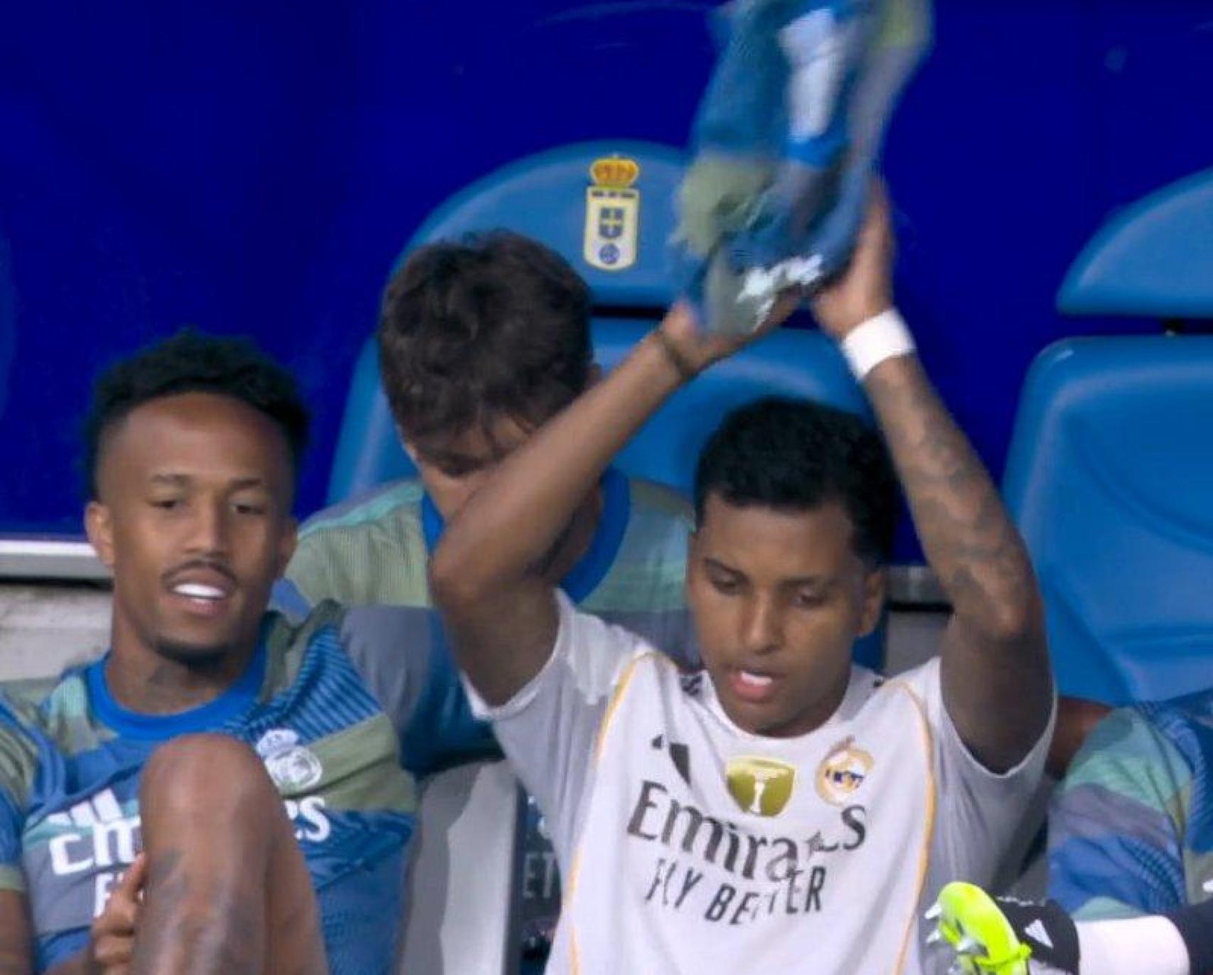 Rodrygo Goes estalla en el banquillo tras su sustitución en el Oviedo-Real Madrid