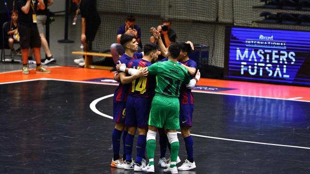 Los jugadores del Barça de fútbo sala se felicitan por el empate contra el Benfica (3-3)