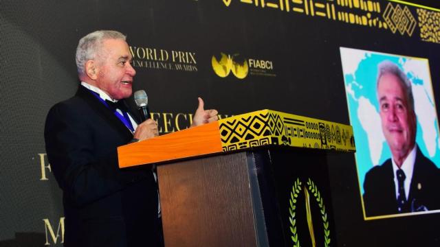 Ramón Riera durante su discurso en la gala World Prix d’Excellence Awards 2025