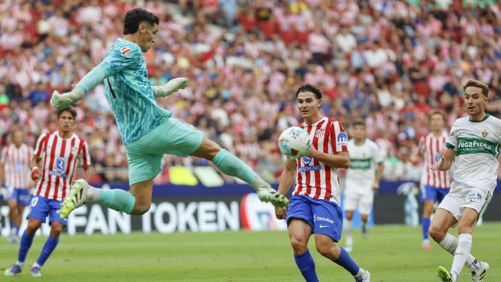 Julián Álvarez disputa el balón en el partido entre el Atlético de Madrid y el Elche