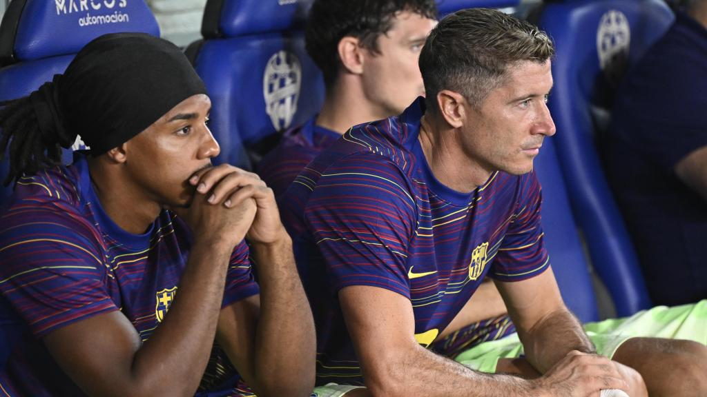 Jules Koundé, Robert Lewandowski i Andreas Christensen, a la banqueta durant el Llevant-Barça