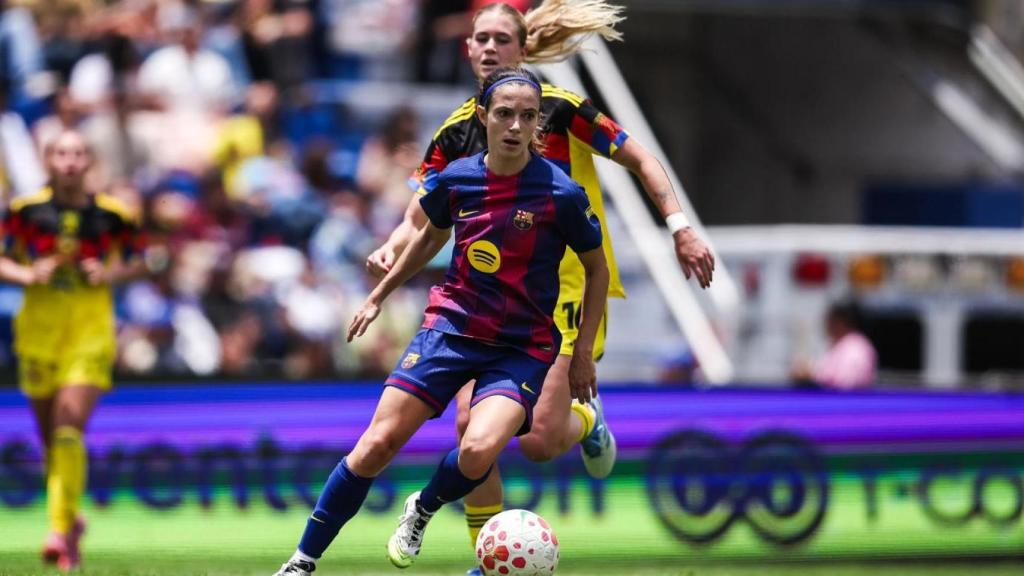 Aitana Bonmatí conduce el balón durante el Club América-Barça Femenino