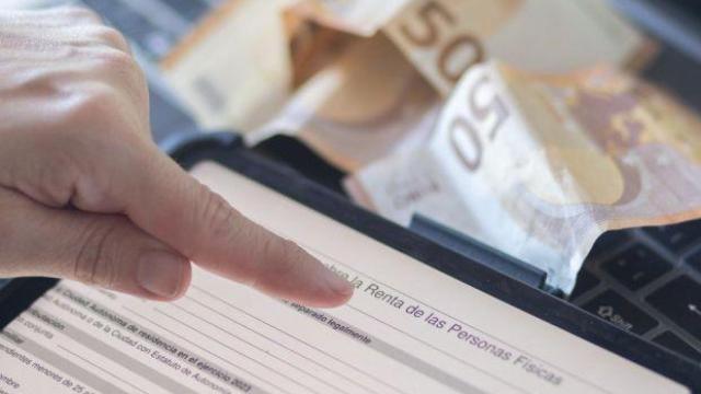 Persona realiza declaración de la Renta