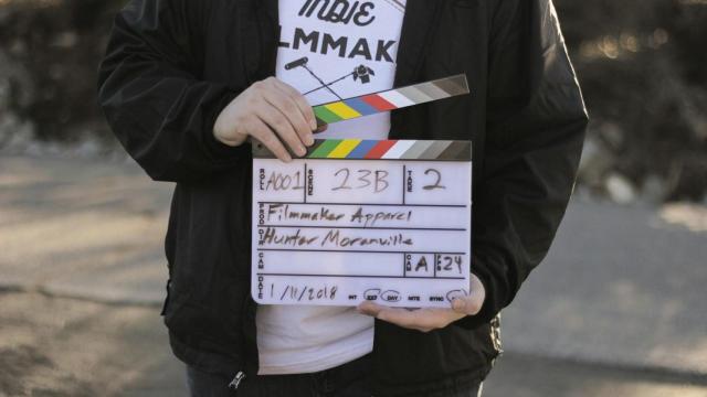 Persona con una claqueta cinematográfica en las manos