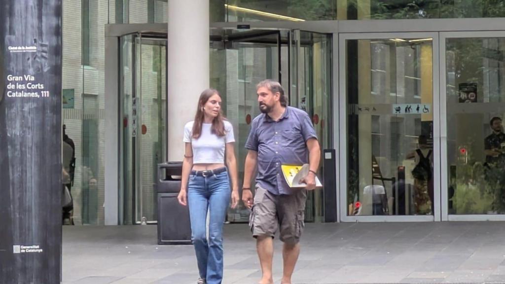 El diputado Dani Cornellà saliendo de la Ciutat de la Justícia
