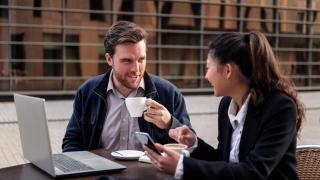 Hombre y mujer toman café durante el descanso del trabajo