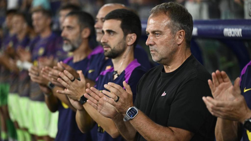 Hansi Flick y el resto del staff del Barça, durante el partido contra el Levante